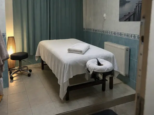 Mavi perdeli odada masaj masası ve tabure — Feriköy, Masaj Salonun