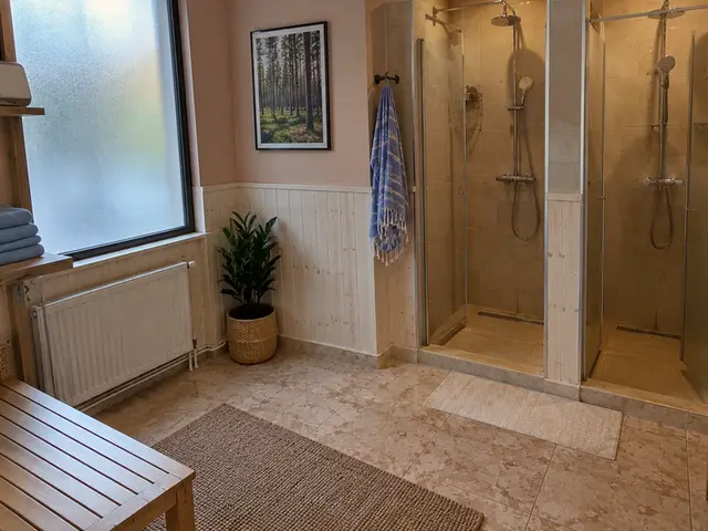 Duş kabinleri ve bank bulunan hamam öncesi alan — Feriköy, Masaj Salonun