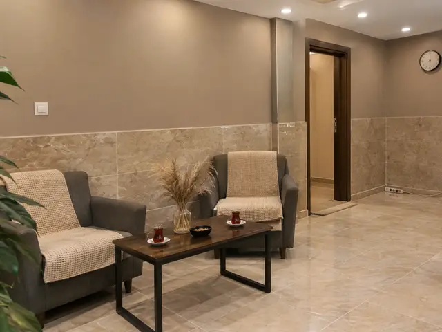 Koltuklu, mermer zeminli bekleme alanı — Feriköy, Masaj Salonun